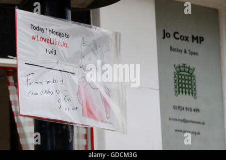 Ein Plakat außerhalb des Büros Wahlkreis für Labour MP Jo Cox in Batley, West Yorkshire, vor ihrer Beerdigung später. Stockfoto