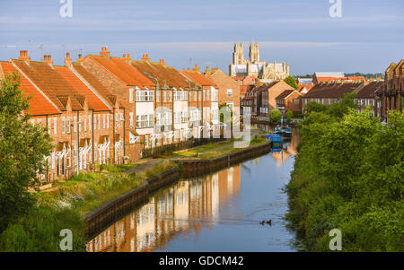 Das alte Münster, Stadthäuser und Beck (Kanal) mit Binnenschiffen bei Sonnenaufgang an einem friedlichen Sommermorgen in Beverley, Großbritannien. Stockfoto