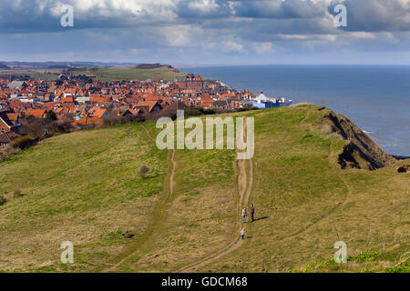 Küstenweg auf Beeston Hügel mit Sheringham in der Ferne North Norfolk Stockfoto