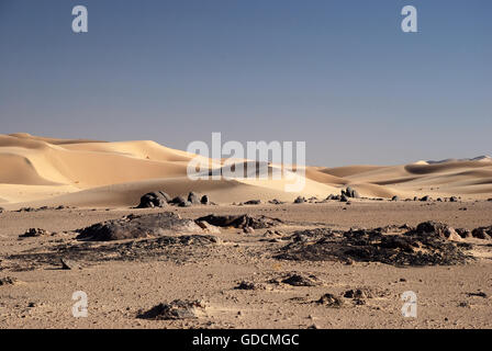 Sanddünen und Felsen in der Wüste in Oman Stockfoto