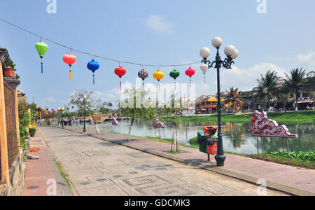 HOI AN, VIETNAM - 12. März 2015: Blick auf die Straße der Altstadt von Hoi an, Vietnam, am 12. März 2015. Stockfoto