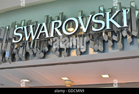 HO CHI MINH, VIETNAM - März 6: Logo von Swarovski Flagship-store im Zentrum von Ho-Chi-Minh-Stadt am 6. März 2015. Stockfoto