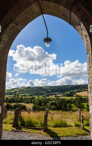 Anzeigen von der Haustür des Hl. Johannes Evangelist-Kirche, Newcastle auf Clun, Shropshire Stockfoto