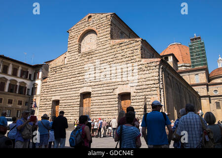 Basilica di San Lorenzo und Touristen auf der Piazza, Florenz, Toskana, Italien Stockfoto