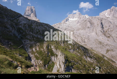 Wandern, El Naranjo de Bulnes, der Aufenthalt in, Refugio, Vega de Urriello, in Picos de Europa, Europa Nationalpark, Asturien, Spanien. Stockfoto