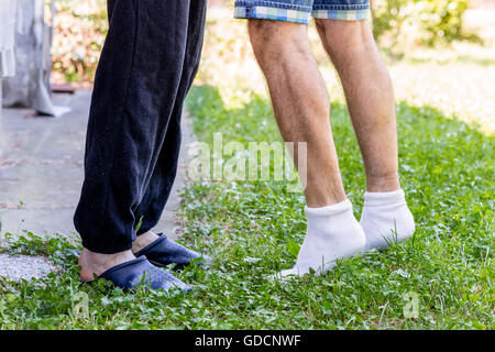 Liebe zwischen zwei Männern gesehen sehr dezent durch die Position ihrer Beine ausgestreckt aufeinander wie in der klassischen Ikonographie des Kusses Stockfoto