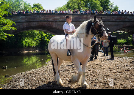 Ein Junge auf einem Pferd ohne Sattel in Appleby Horse Fair in Cumbria Stockfoto