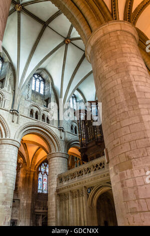 Gloucester, Großbritannien - 17. August 2015: Innenraum der Kathedrale St. Peter und der Heiligen und unteilbaren Dreifaltigkeit. Gotischen Stil. Stockfoto