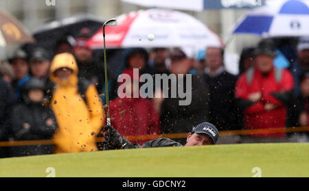 USAS Phil Mickelson chips aus einem Bunker tagsüber zwei von The Open Championship 2016 im Royal Troon Golf Club, South Ayrshire. Stockfoto
