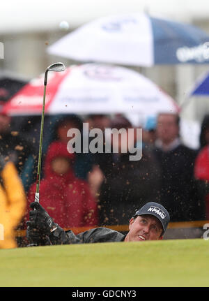 USAS Phil Mickelson chips aus einem Bunker tagsüber zwei von The Open Championship 2016 im Royal Troon Golf Club, South Ayrshire. Stockfoto