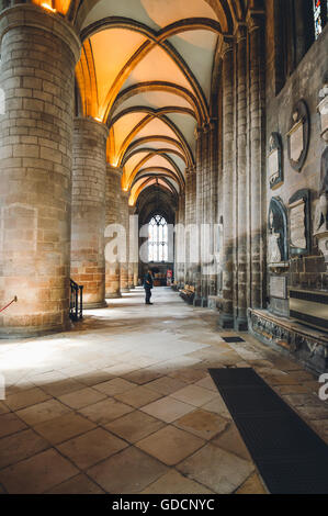 Gloucester, Großbritannien - 17. August 2015: Innenraum der Kathedrale St. Peter und der Heiligen und unteilbaren Dreifaltigkeit. Gotischen Stil. Stockfoto