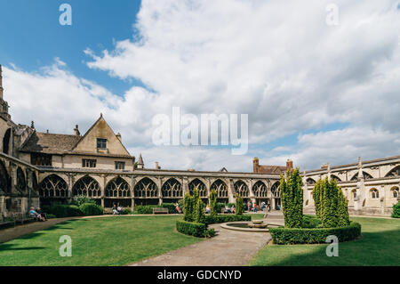 Gloucester, Großbritannien - 17. August 2015: Außenansicht des Klosters von Cathedral Church of St. Peter und der Heiligen und unteilbaren Dreifaltigkeit. Stockfoto