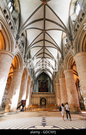 Gloucester, Großbritannien - 17. August 2015: Innenraum der Kathedrale St. Peter und der Heiligen und unteilbaren Dreifaltigkeit. Gotischen Stil. Stockfoto