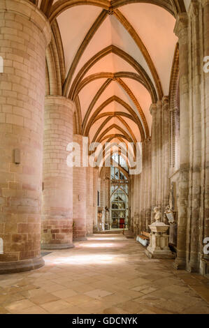 Gloucester, Großbritannien - 17. August 2015: Innenraum der Kathedrale St. Peter und der Heiligen und unteilbaren Dreifaltigkeit. Gotischen Stil. Stockfoto