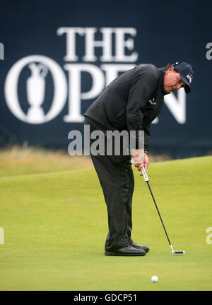 USAS Phil Mickelson putts am 18. Tag zwei der The Open Championship 2016 im Royal Troon Golf Club, South Ayrshire. Stockfoto