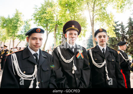 Drei junge Männer In Kadett Unform der Kadettenschule Gomel Staat Vorbereitung auf den 9. Mai Siegesparade In Gomel, homelische, Belarus. Stockfoto