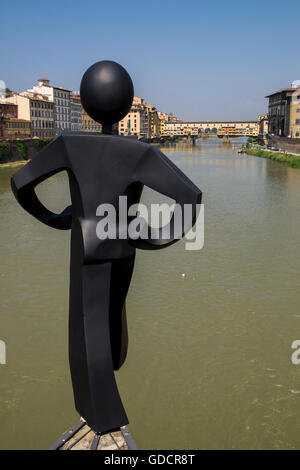 Gemeinen Mann, Uomo Comune, Statue von Clet Abrahams auf Ponte Alle Grazie mit Blick auf die Ponte Vecchio auf dem Fluss Arno, flore Stockfoto