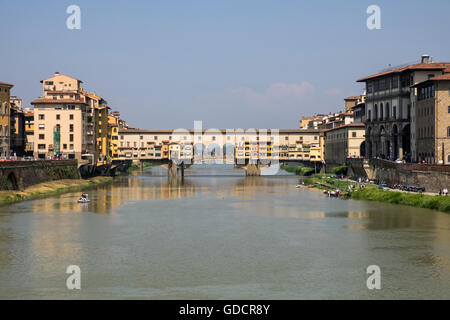 Ponte Vecchio über den Fluss Arno in Florenz, Toskana, Italien Stockfoto