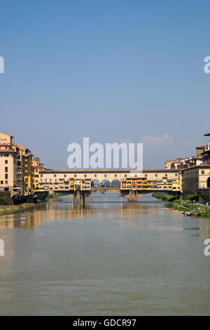 Ponte Vecchio über den Fluss Arno in Florenz, Toskana, Italien Stockfoto