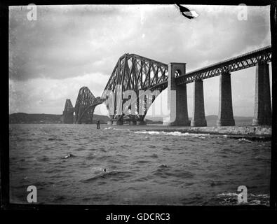 Foto zeigt die Forth Bridge (Forth Rail Bridge) über den Firth of Forth in Schottland c1896. Ein Freischwinger Eisenbahnbrücke wurde ursprünglich im Jahre 1890 eröffnet. Unveröffentlichte Bild durch George Alfred Haden - Haden beste (1839-1921) von Haden Hill House, Cradley Heide, in der Nähe von Halesowen. George Alfred Haden Halle 1877 geerbt und war unabhängig wohlhabend und einer frühen Fotografie-Enthusiasten, die im gesamten Vereinigten Königreich in den 1890er Jahren mit seinen beiden adoptierten Töchtern, einheimischen Mädchen Emily Bryant und Alice Cockin weitgereiste. Foto von Tony Henshaw/George Alfred Haden / Stockfoto