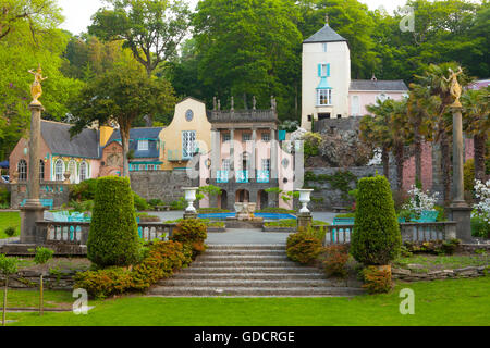 Portmeirion Dorf Piazza mit (L-R) Anrede, Gloriette und Telford Hochhäuser, Portmeirion, Gwynedd, Nordwales. Stockfoto