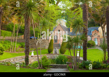 Portmeirion, Fischteich mit Anrede Gebäude hinter. Portmeirion, Gwynedd, Nordwales. Stockfoto