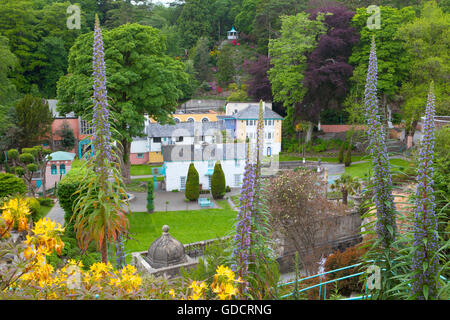 Portmeirion Übersicht, Gwynedd, Nordwales, mit der Piazza, Meerjungfrau, Neptun und das Rathaus im Blick. Stockfoto