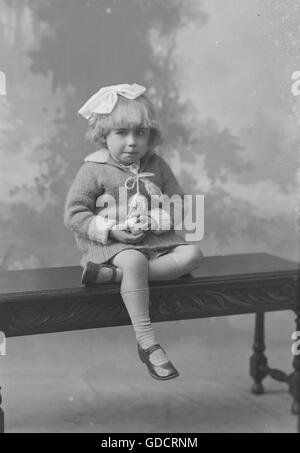 Junges Mädchen, Familienname von Dixon mit Spielzeugpuppe. C1910, Telford Bereich. Foto von Tony Henshaw Stockfoto