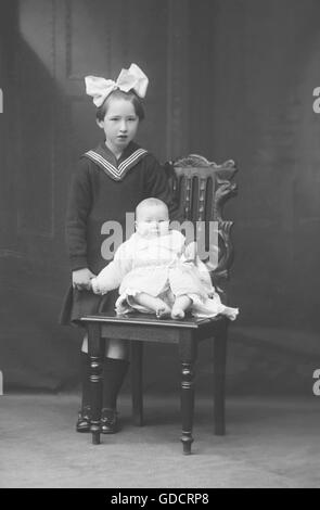 Junges Mädchen und Baby, Familienname von Dickinson c1910, Shrophshire. Foto von Tony Henshaw Stockfoto