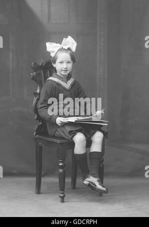 Junges Mädchen, Familienname von Dickinson c1910, Shrophshire. Foto von Tony Henshaw Stockfoto