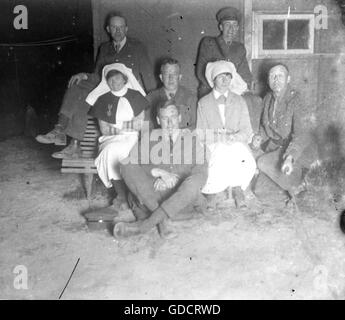 Szenen am Ende des 1. Weltkrieges c1918/1919 Mitglieder des RAMC, einschließlich Krankenschwestern Pose für ein geflasht Foto von dem Offizier auf der rechten Seite - beachten Sie die Fernbedienung. Dieser Mann ist wahrscheinlich der Autor dieser Reihe von Fotografien.  Foto von Tony Henshaw gescannt direkt aus einer Stereo-original-negativ aus einem seltenen Archiv-Datensatz des original-Fotografie von einem britischen Arzt am Ende des 1. Weltkrieges © World copyright fotografieren. Stockfoto