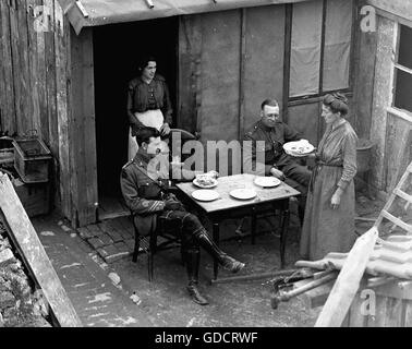 1. Weltkrieg-c1918 ein Offizier mit einem falschen Arm und ein eigenes Wesen Mittagessen in einem behelfsmäßigen Café serviert. Beachten Sie, dass das Brot hoch und die bescheidenen Umgebung aufgetürmt. Szenen am Ende des 1. Weltkrieges c1918/1919 Zerstörung bei St. Quentin. aus einer Reihe von Glasplatte Fotos aufgenommen von einem unbenannten britische Armee Arzt Foto von Tony Henshaw Photo by Tony Henshaw gescannt direkt aus einem 5 x 4' ursprüngliche negative © Welt Copyright. Stockfoto