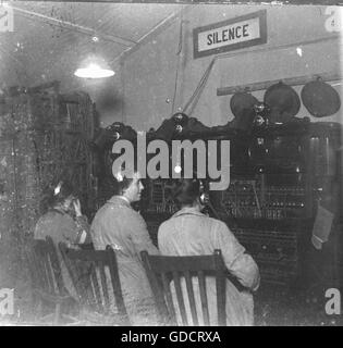 Szenen am Ende der 1. Weltkrieg c1918/1919 Telefonzentrale Telefonisten Foto von Tony Henshaw gescannt direkt vom original Stereo negative aus einem seltenen Archiv-Datensatz des original-Fotografie von einem britischen Arzt am Ende des 1. Weltkrieges © World Copyright fotografieren. Stockfoto