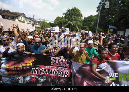 Kuala Lumpur, Malaysia. 15. Juli 2016. Tausende von Myanmar Bürgerinnen und Bürger nahmen Teil an einer Demonstration in Solidarität zum Ausdruck bringen moralischen Unterstützung gegen die Rohingya-Gemeinschaft zusätzlich zu bieten ein klares Signal für Putrajaya oder Botschaft von Myanmar, selbst eine Lösung für die Krise zu finden, die aufgetreten sind. Bildnachweis: Ady Abd Ropha/Pacific Press/Alamy Live-Nachrichten Stockfoto