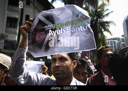 Kuala Lumpur, Malaysia. 15. Juli 2016. Tausende von Myanmar Bürgerinnen und Bürger nahmen Teil an einer Demonstration in Solidarität zum Ausdruck bringen moralischen Unterstützung gegen die Rohingya-Gemeinschaft zusätzlich zu bieten ein klares Signal für Putrajaya oder Botschaft von Myanmar, selbst eine Lösung für die Krise zu finden, die aufgetreten sind. Bildnachweis: Ady Abd Ropha/Pacific Press/Alamy Live-Nachrichten Stockfoto