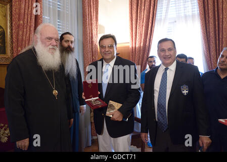 Athen, Griechenland. 15. Juli 2016. Orthodoxen Erzbischof Ieronimos (links) Führer der griechischen Nationalmannschaft für Rio 2016 und Präsident des Olympischen Akademie Mr Isidoros Kouvelos (Mitte) vor Mr Spyros Kapralos, Präsident des griechischen Olympischen Komitees (rechts). Bildnachweis: Dimitrios Karvountzis/Pacific Press/Alamy Live-Nachrichten Stockfoto