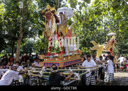 Gianyar, Indonesien. 15. Juli 2016. Balinesische trägt einen Sarkophag in Form von mythischen Drachen während einer Messe hinduistischen Balinesen Feuerbestattung-Ritual namens "Ngaben" in einem Friedhof Batuan Dorf. 16 Leichen verbrannt wurden während einer kollektiven Feuerbestattung zur Beerdigung und Feuerbestattung Kostensenkung für arme Familien statt. Feuerbestattung ist eine der wesentlichen Ritual für hinduistische Balinesen Lebenszyklus, es wird vermutet, dass durch Einäscherung die Seele aus dem Körper freigibt, so dass sie wiedergeboren werden kann. Bildnachweis: Johannes P. Christo/Pacific Presse/Alamy Live-Nachrichten Stockfoto