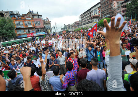 Kathmandu, Nepal. 15. Juli 2016. Nepalesische Jugendlichen versammelt, um ihre Solidarität zeigen, Premierminister Dorf Prasad Sharma Oli am Maitighar Mandala, Kathmandu, Nepal am 15. Juli 2016. Jugendlichen angezeigt Plakate mit eine schriftliche Nachricht, "Ich bin mit KP Oli" unter anderem in PM Oli Unterstützung. Jugendlichen eine Kampagne gestartet, in den sozialen Medien zur Unterstützung der PM Oli mit Hashtag #IAmWithKPOli beim buchen in Facebook oder Twitter. Bildnachweis: Narayan Maharjan/Pacific Press/Alamy Live-Nachrichten Stockfoto