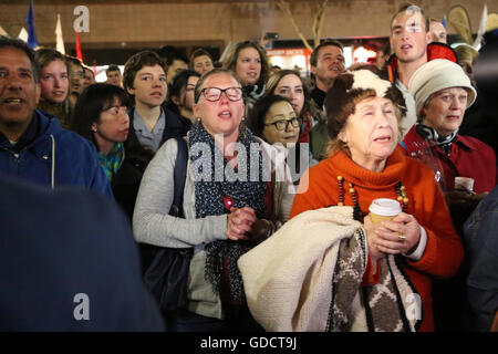 Sydney, Australien. 15. Juli 2016. Im Rahmen des jährlichen BBR (Bleu, Blanc, Rouge) Meuterei auf der französischen kulturellen Festivals in der Nähe von Circular Quay organisierte eine Candle-Light-Mahnwache für die Opfer des Terroranschlags in Nizza eines islamischen Staates (Daesh), tunesischer Einwanderer zu unterstützen. Bildnachweis: Richard Milnes/Pacific Press/Alamy Live-Nachrichten Stockfoto