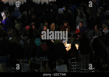 Sydney, Australien. 15. Juli 2016. Im Rahmen des jährlichen BBR (Bleu, Blanc, Rouge) Meuterei auf der französischen kulturellen Festivals in der Nähe von Circular Quay organisierte eine Candle-Light-Mahnwache für die Opfer des Terroranschlags in Nizza eines islamischen Staates (Daesh), tunesischer Einwanderer zu unterstützen. Bildnachweis: Richard Milnes/Pacific Press/Alamy Live-Nachrichten Stockfoto