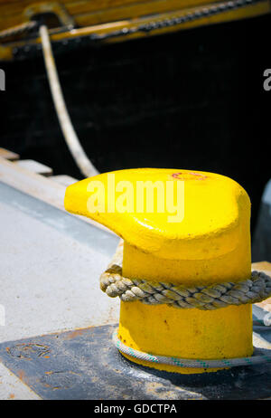 Festmacher Seil Poller Stockfoto