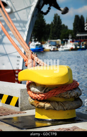 Festmacher Poller angebracht Stockfoto