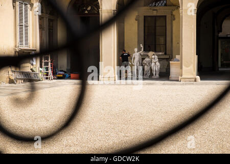 Stein-Statuen unter den Arkaden im Innenhof des Palazzo Corsini, Florenz, Toskana, Italien Stockfoto