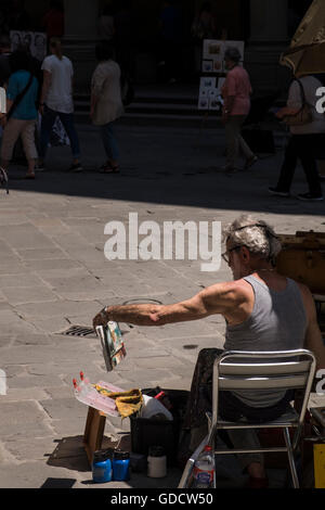 Künstler bei der Arbeit auf dem Hof der Ufizzi Galerie, Überprüfung seiner Malerei, Florenz, Toskana, Italien Stockfoto