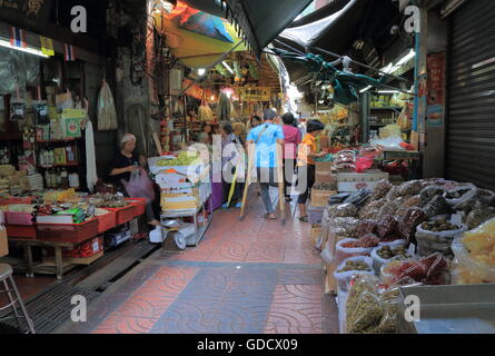Menschen-Shop im lokalen Markt in Chinatown Bangkok Thailand. Stockfoto