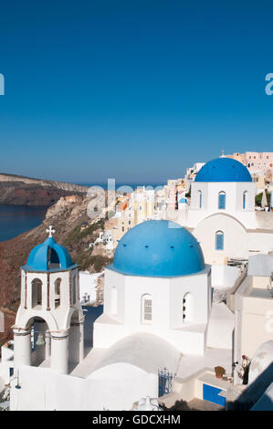 Griechischen Dorf Oia mit Blick auf die blaue Ägäis, Santorini, Griechenland Stockfoto