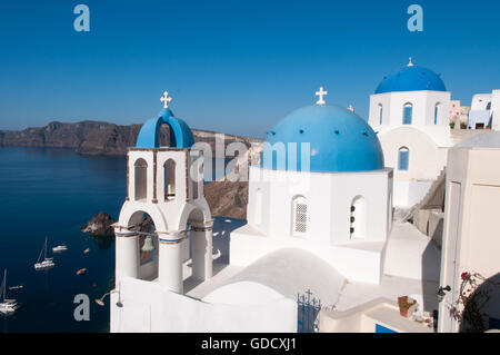 Griechischen Dorf Oia mit Blick auf die blaue Ägäis, Santorini, Griechenland Stockfoto