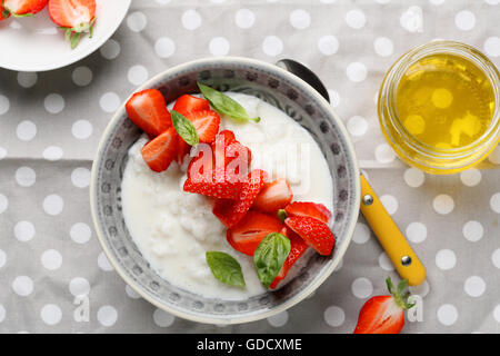 gesundes Frühstück Reis mit Beeren, Lebensmittel-Draufsicht Stockfoto