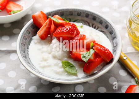 Frühstück Reis mit Beeren, Essen Nahaufnahme Stockfoto