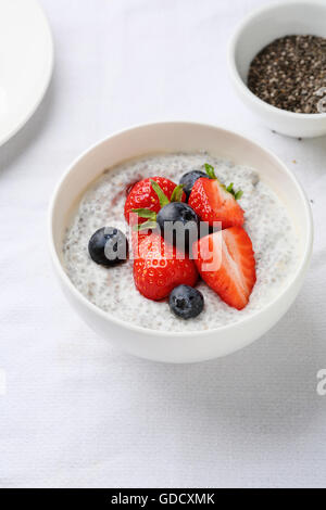 Chia-Samen-Pudding mit frischen Beeren in Schüssel weiß Stockfoto